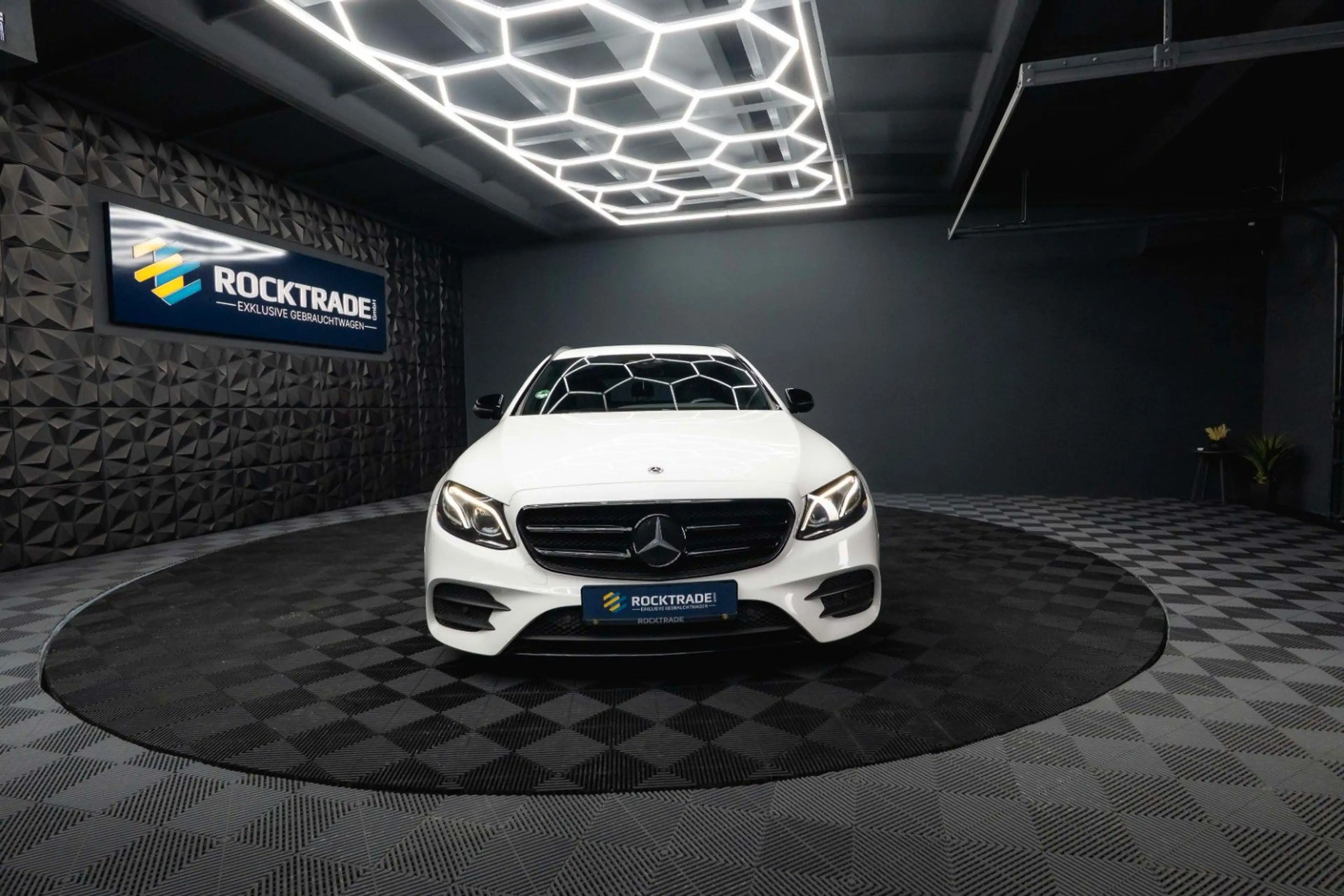 Mercedes-Benz E 220 d AMG Night-Paket | ACC | LED | Widescreen — photo 3