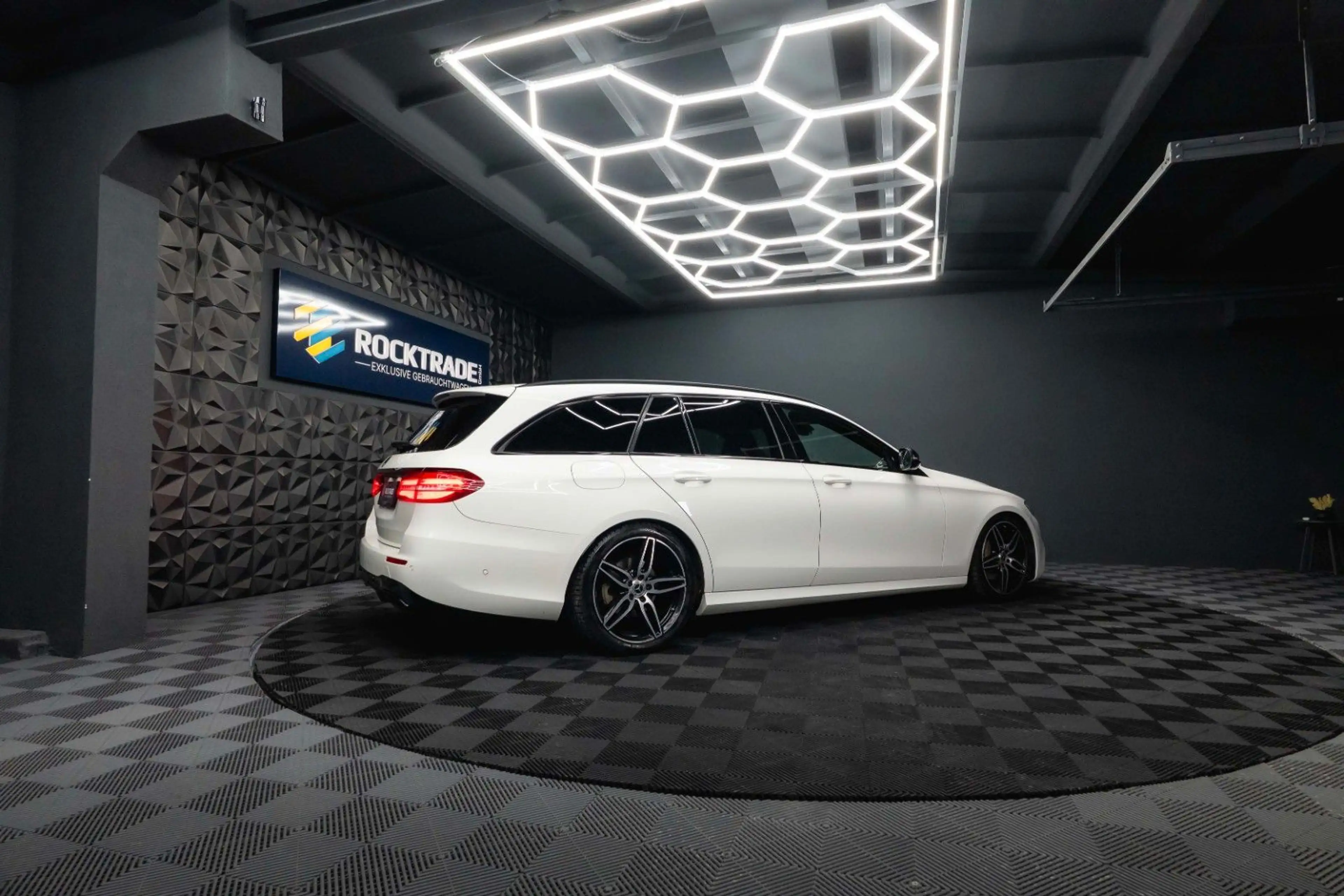 Mercedes-Benz E 220 d AMG Night-Paket | ACC | LED | Widescreen — photo 10
