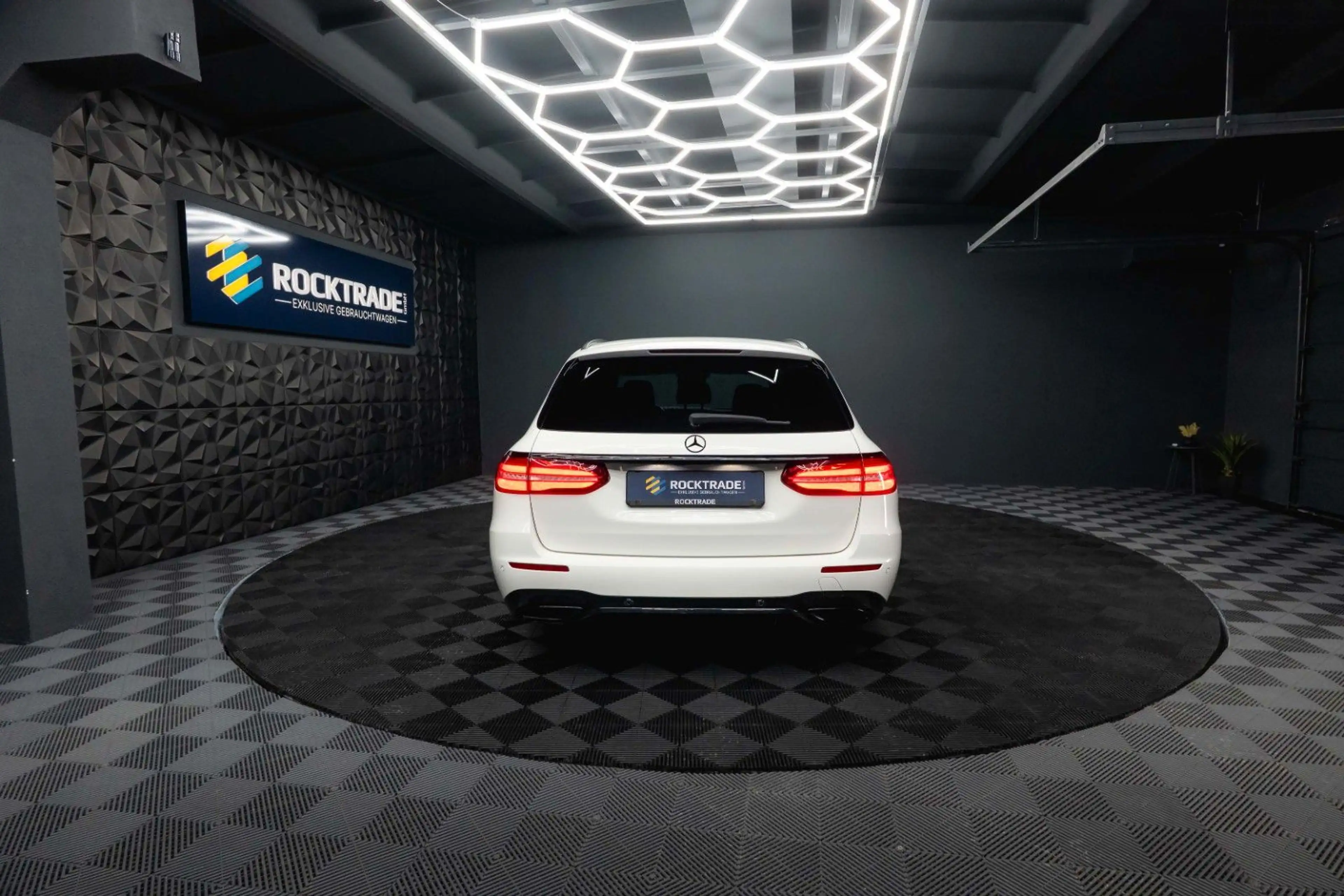 Mercedes-Benz E 220 d AMG Night-Paket | ACC | LED | Widescreen — photo 11