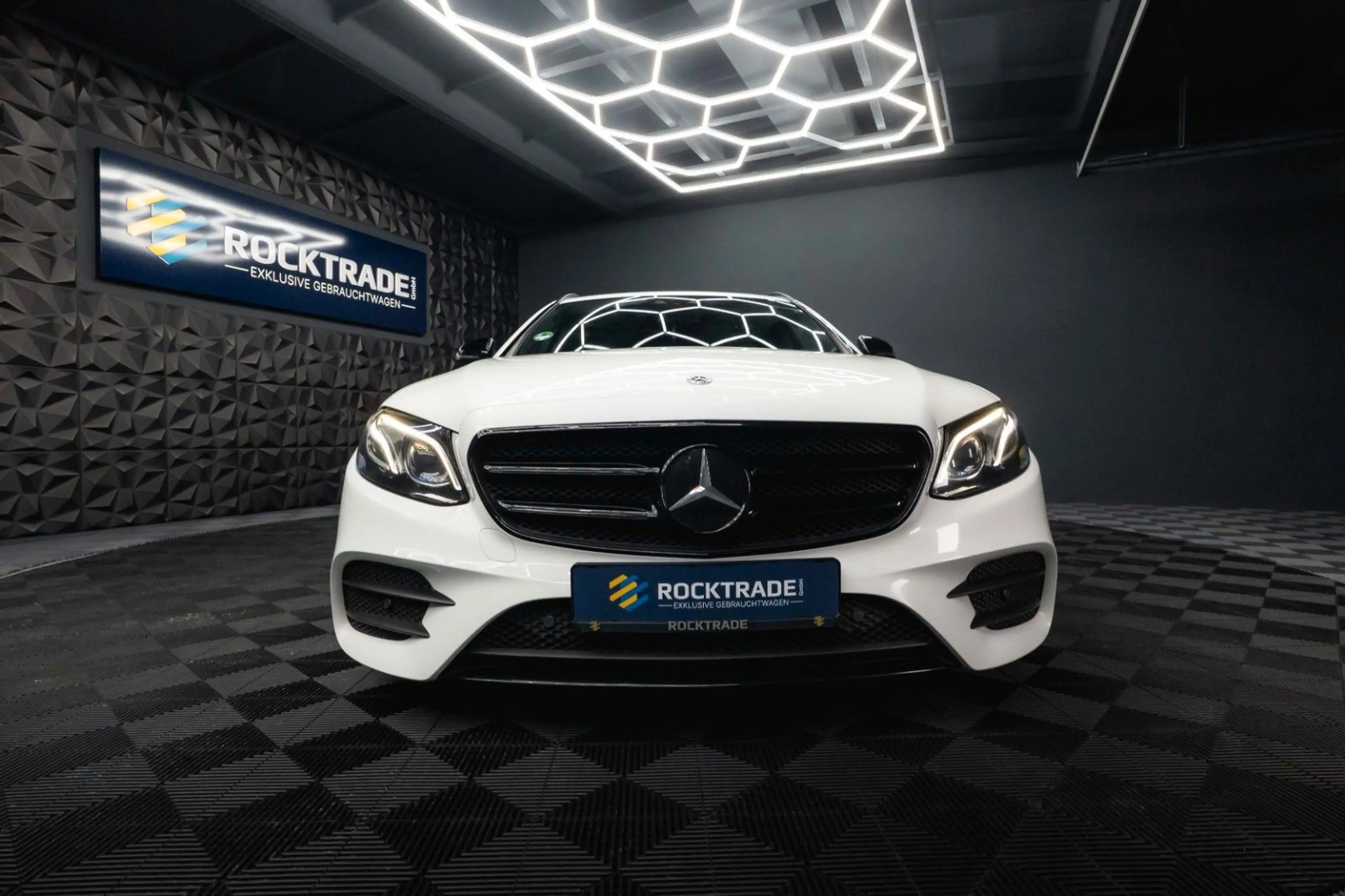Mercedes-Benz E 220 d AMG Night-Paket | ACC | LED | Widescreen — photo 4