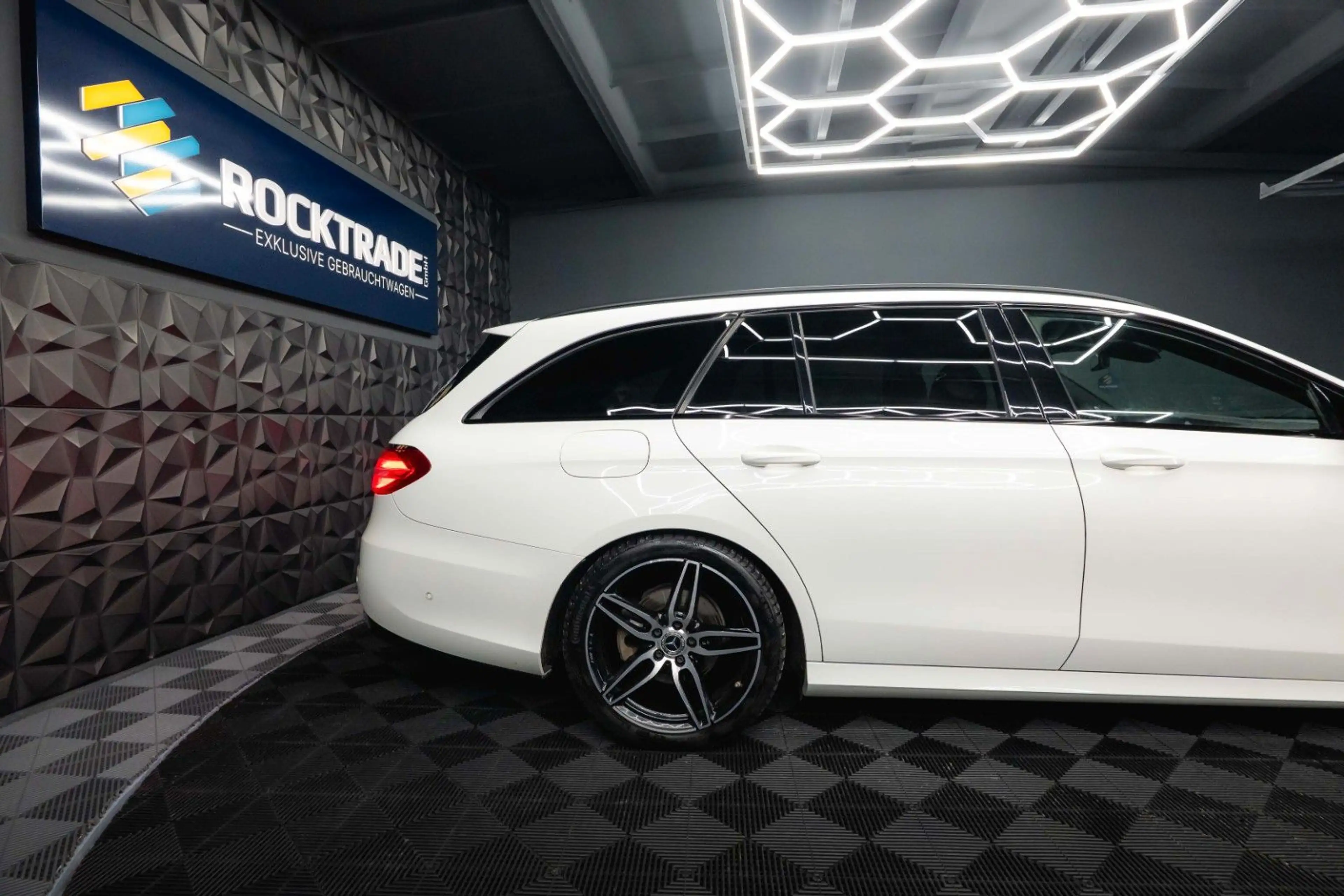Mercedes-Benz E 220 d AMG Night-Paket | ACC | LED | Widescreen — photo 8