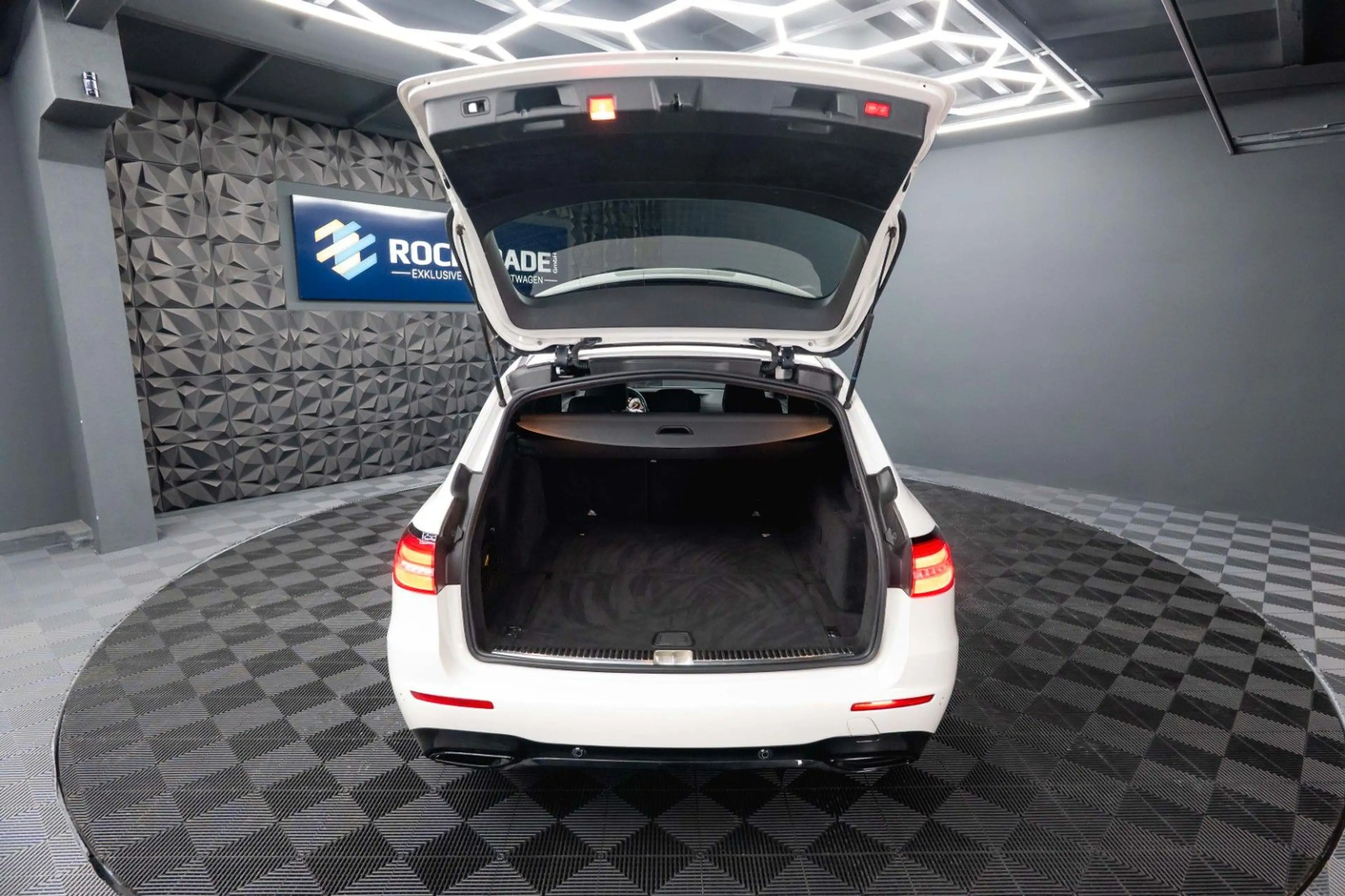 Mercedes-Benz E 220 d AMG Night-Paket | ACC | LED | Widescreen — photo 12