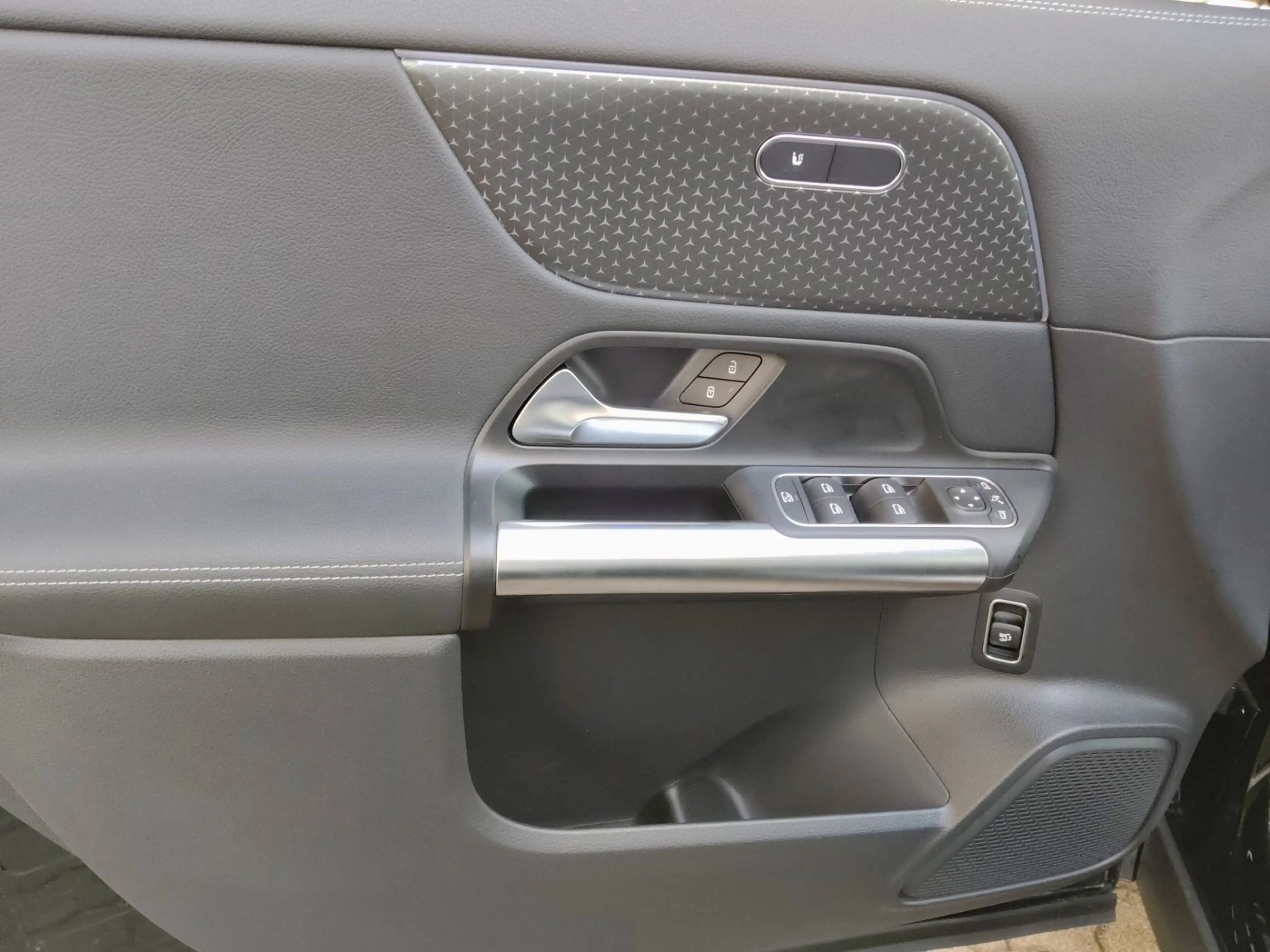 Mercedes-Benz GLA 200 d AUT Kam. KeyLess KlimaA LED LM Navi — photo 14