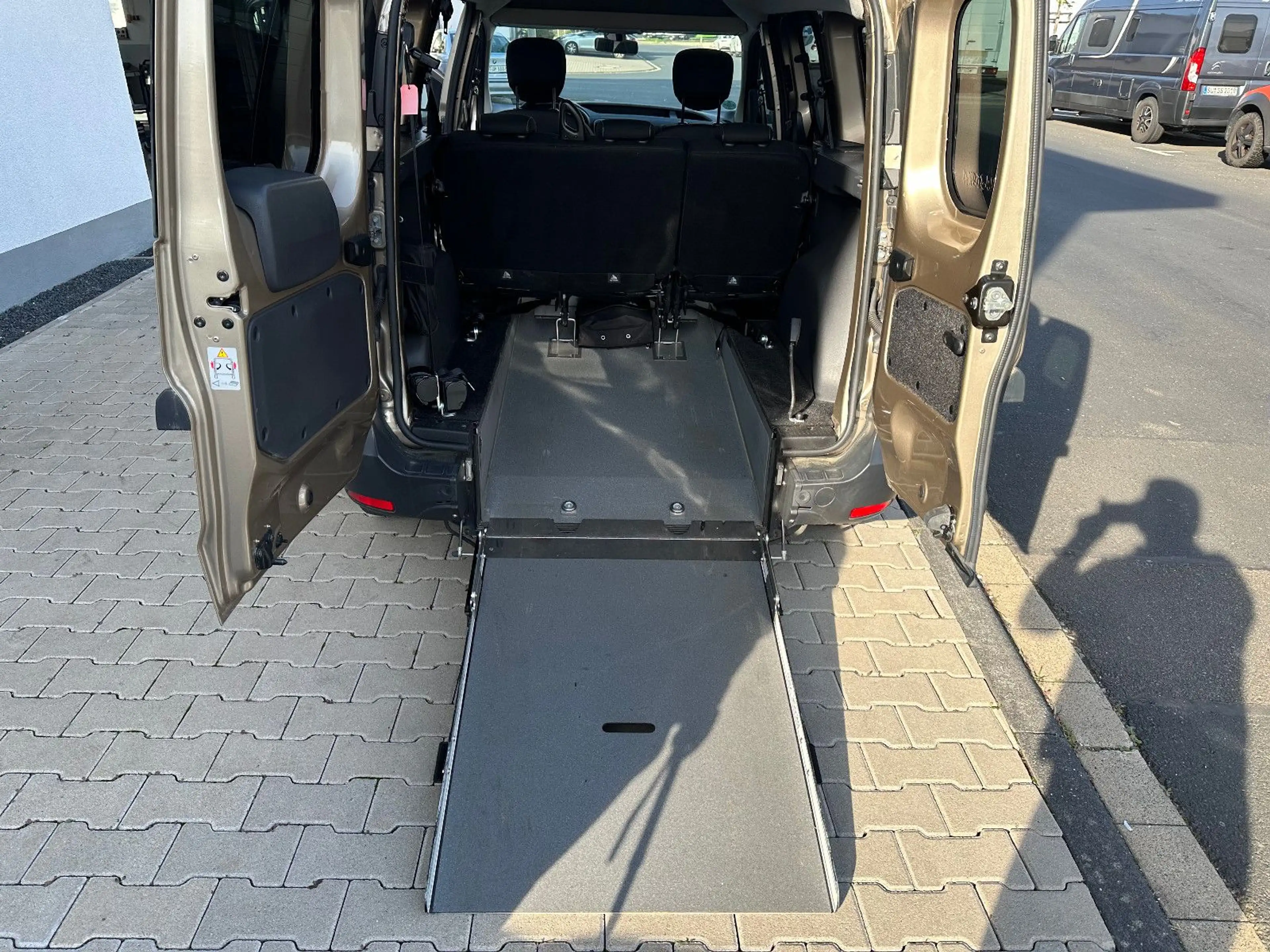 Dacia Dokker Stepway Celebration/Rollstuhlrampe