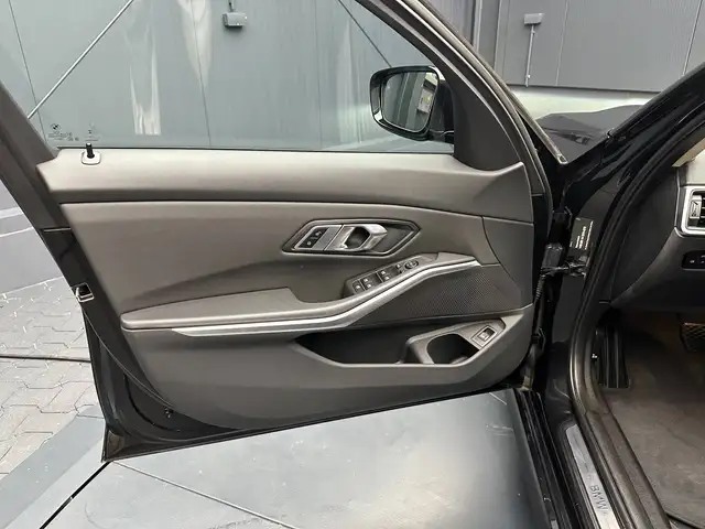 BMW 3 Series view 13