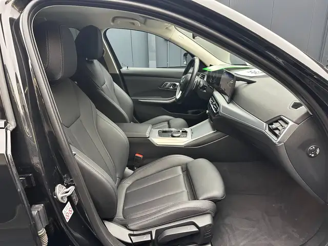 BMW 3 Series view 10