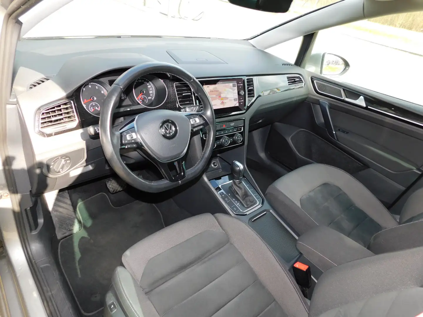 Volkswagen Golf Sportsvan 1.5TSI 131PK HIGHLINE!! All-in Prijs! Trekhaak! Grijs - 2