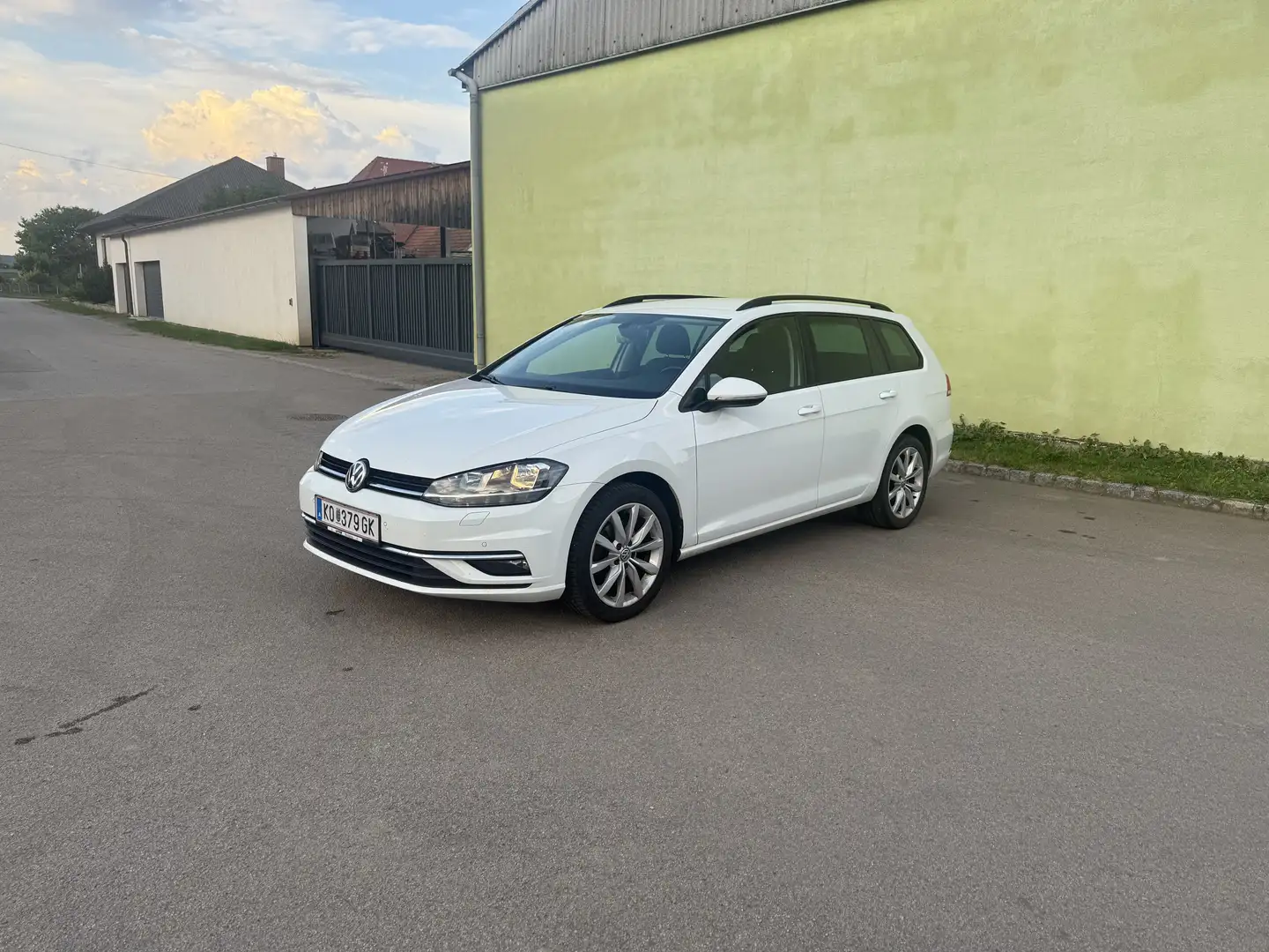 Volkswagen Golf Variant Rabbit 1,6 TDI SCR —ERSTBESITZ— - 1