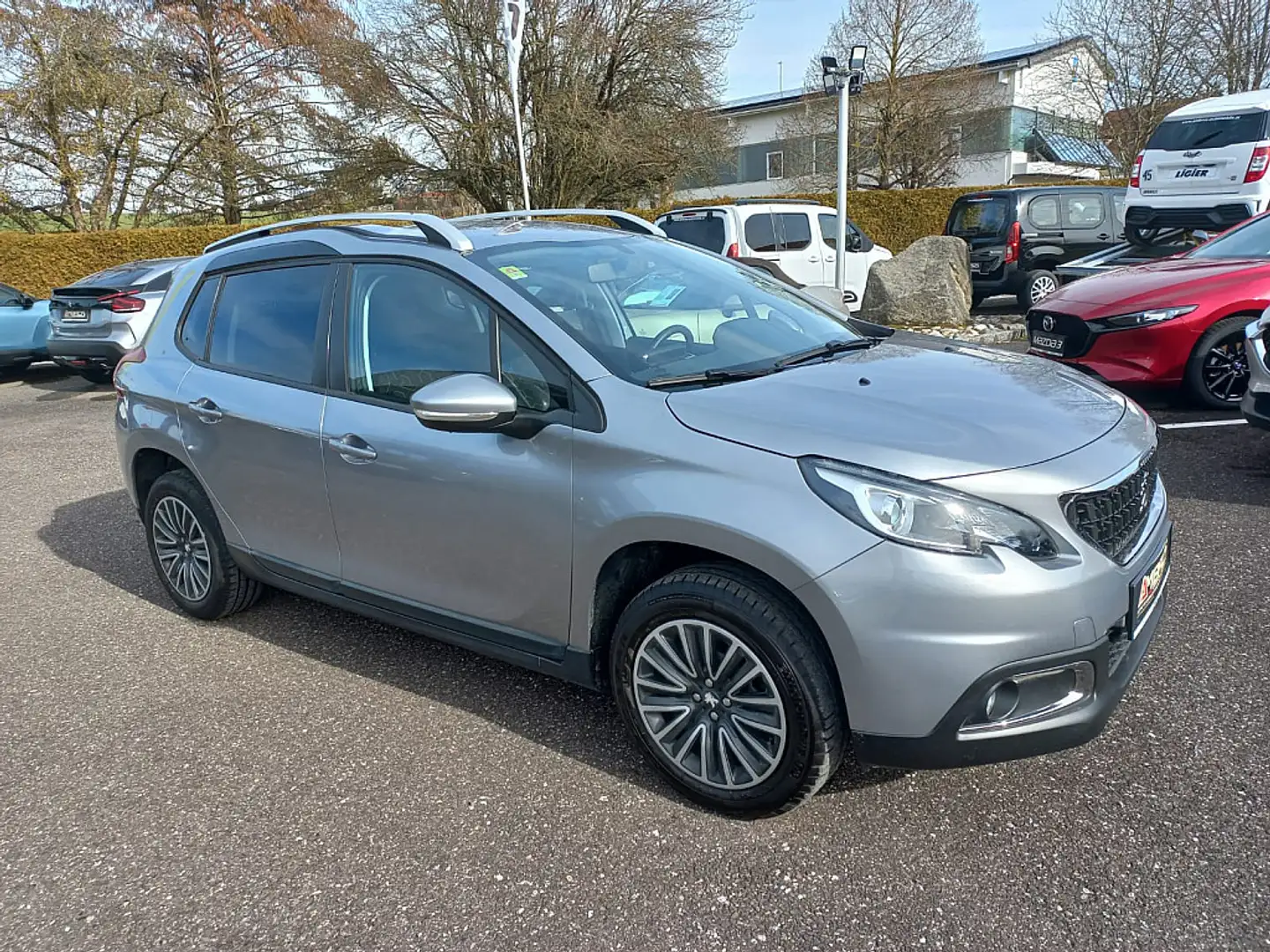 Peugeot 2008 1,2 PureTech 82 Active S&S Grau - 1
