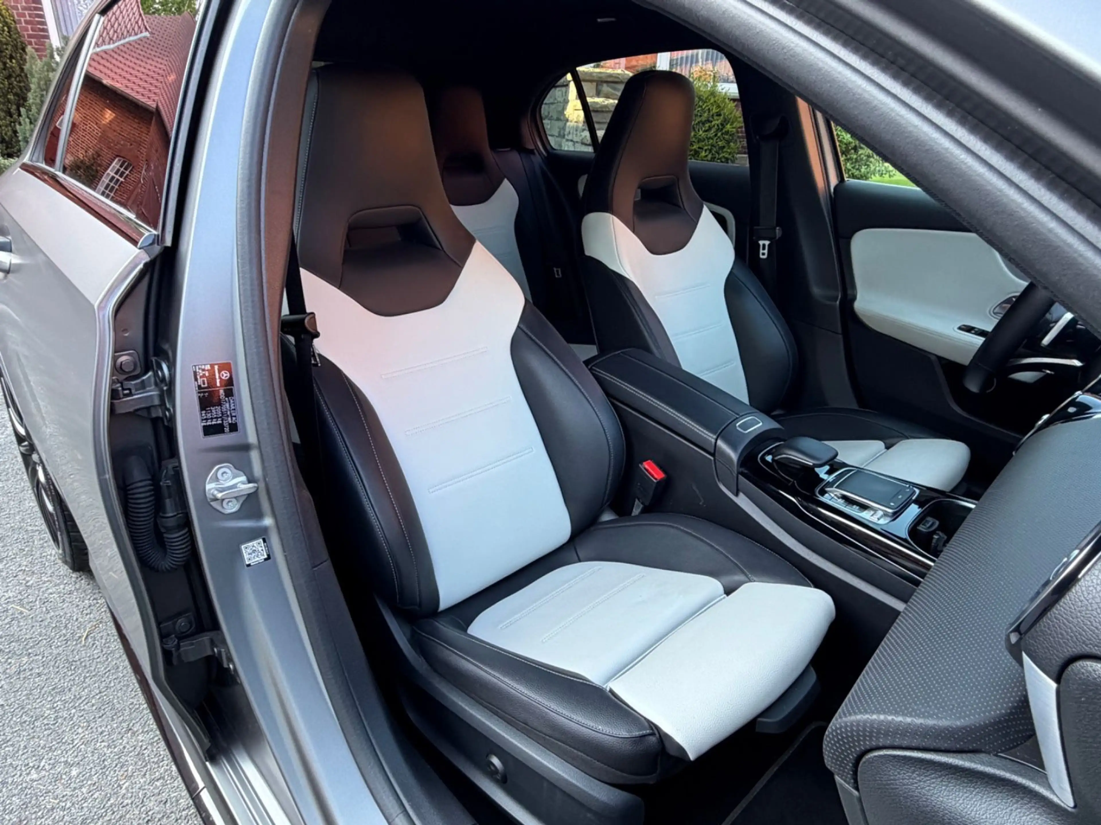 Mercedes-Benz A 35 AMG 4Matic *Deutsch* *Designo Magno* — photo 11