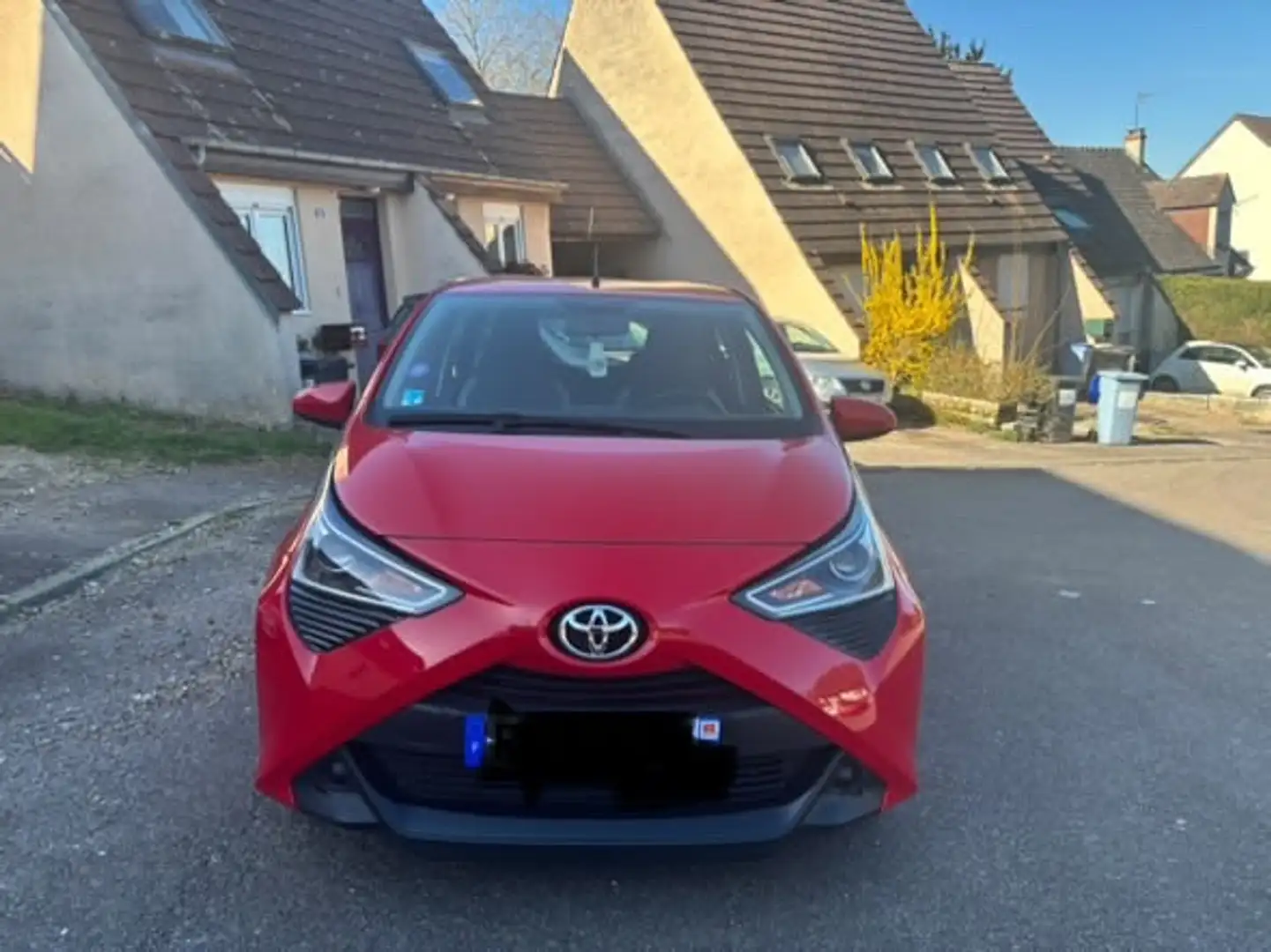 Toyota Aygo Aygo 1.0 VVT-i x-shift x-play x-app Rouge - 1