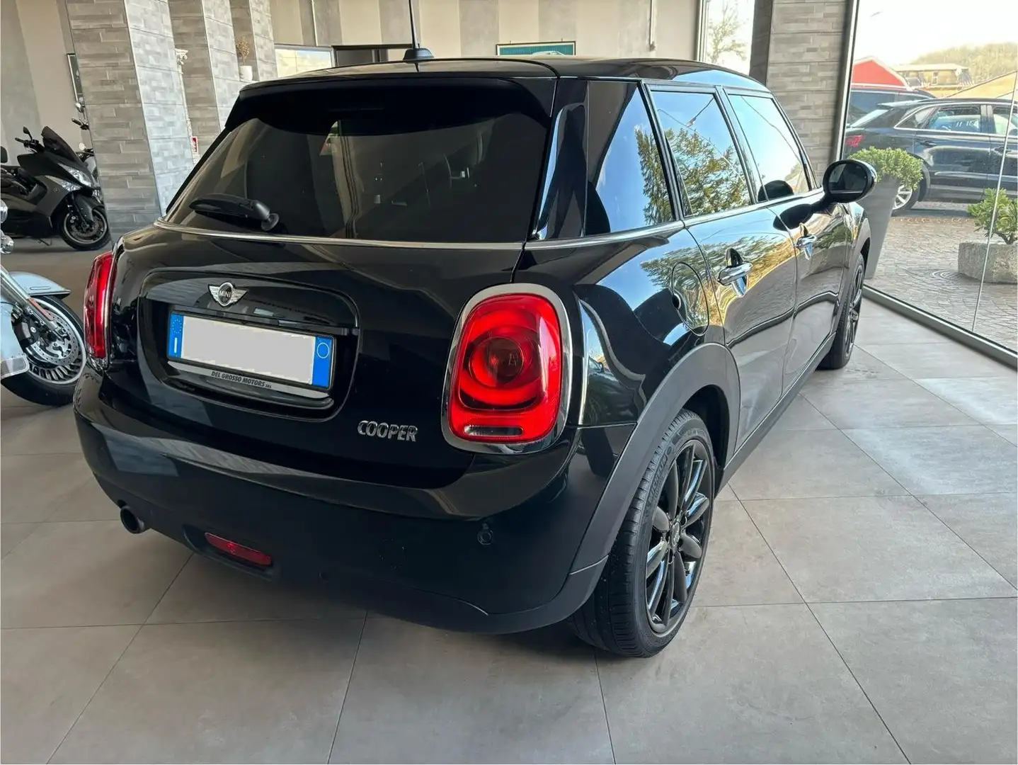 MINI Cooper 5 PORTE-XENO-NAVI-136 CV Zwart - 2