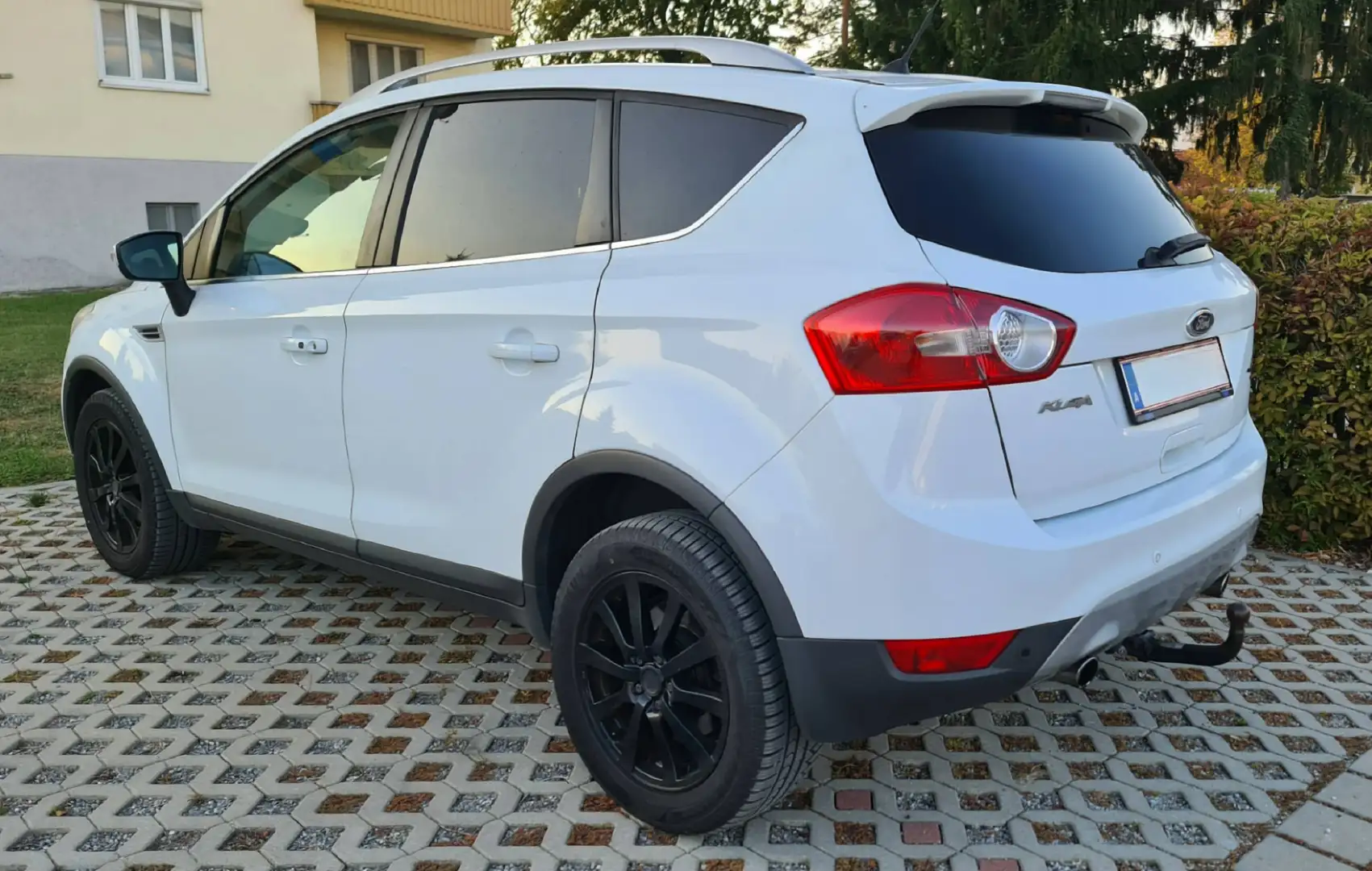 Ford Kuga Kuga 2,0 Titanium 4x4 TDCI DPF Aut. Titanium Weiß - 2