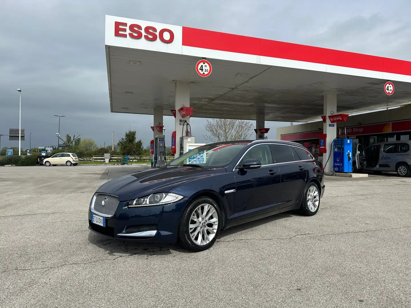 Jaguar XF XF Sportbrake 2.2d Portfolio 200cv auto Mavi - 1