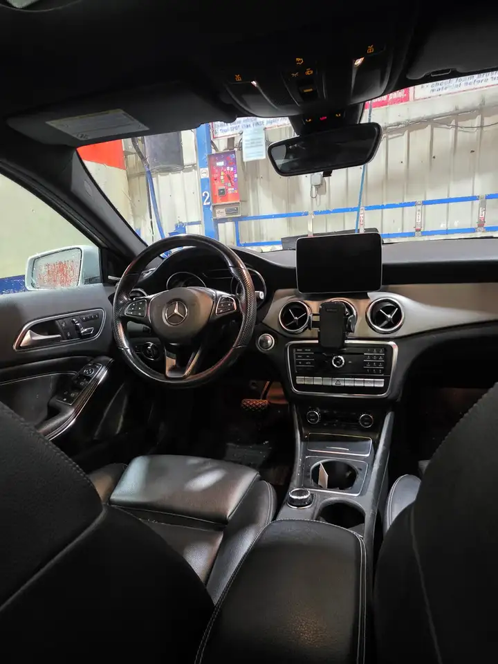 Mercedes-Benz GLA снимка Mercedes-Benz GLA