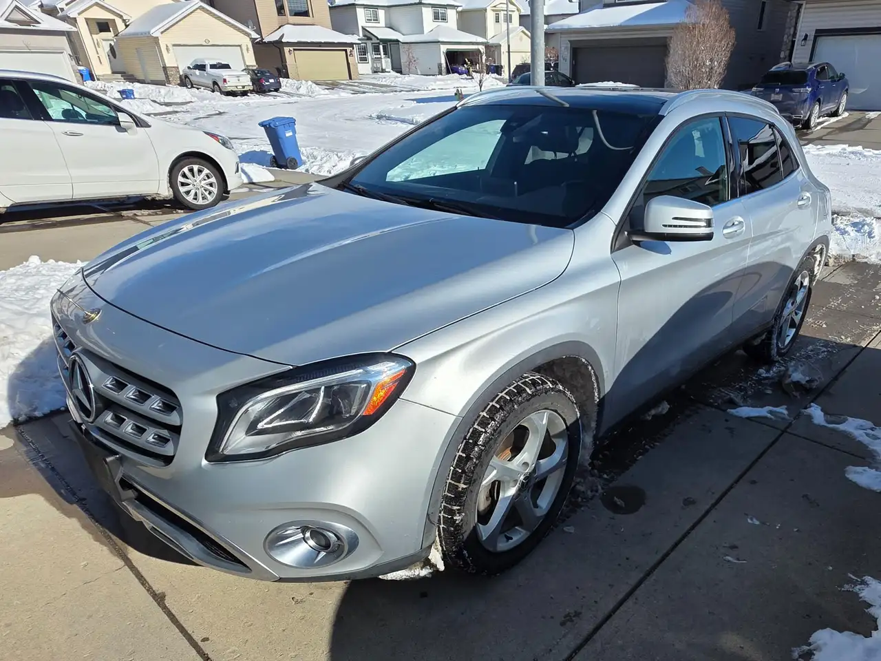 Mercedes-Benz GLA снимка Mercedes-Benz GLA