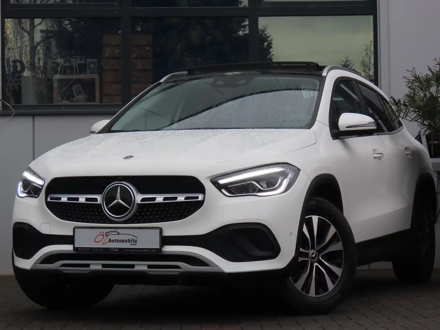 Mercedes-Benz GLA 220 d Autom. Sitzlüft. Ambiente Pano 360° AHK Blanc - 2