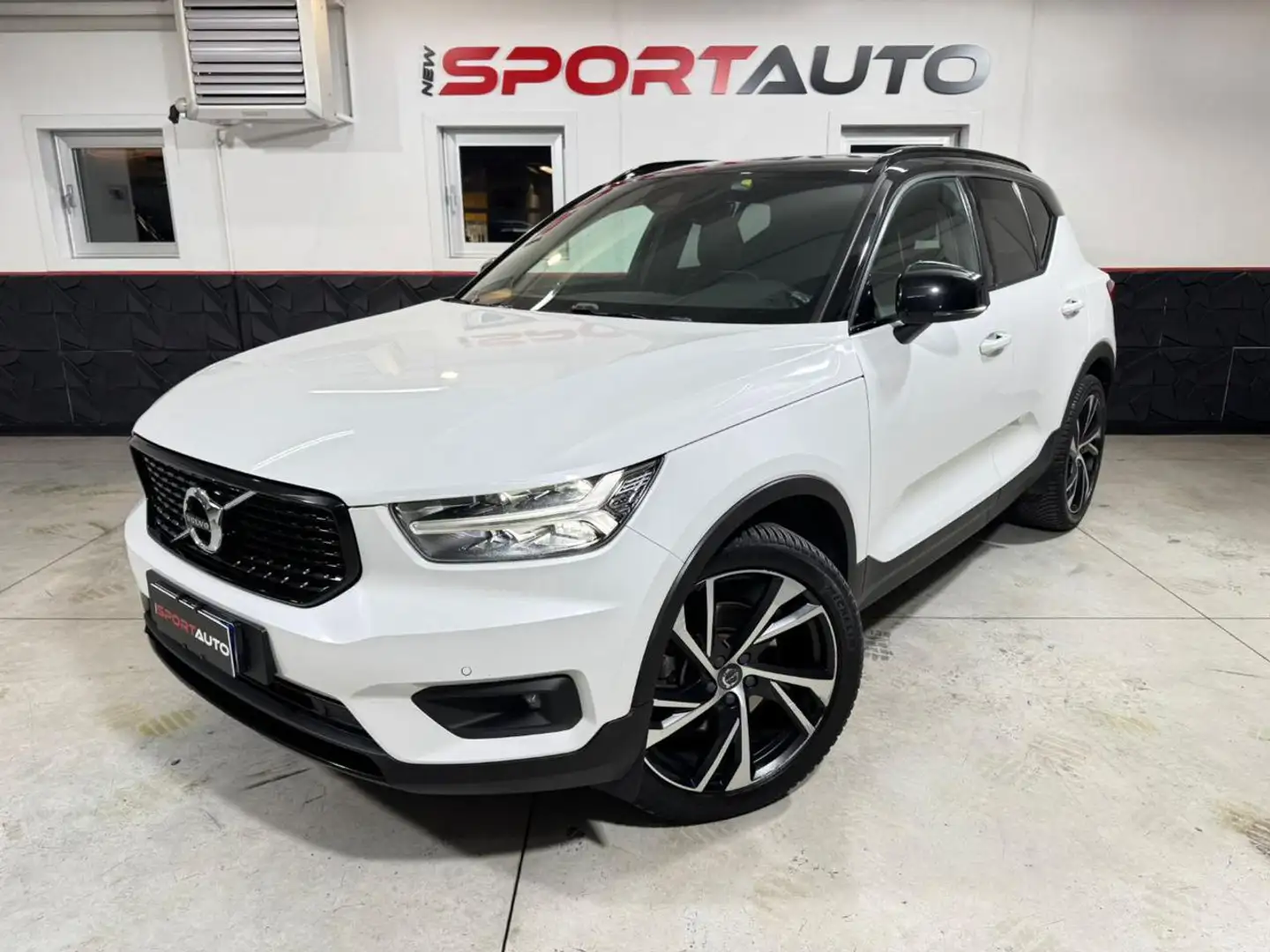 Volvo XC40 D4 AWD Geartronic R-DESIGN Bianco - 1