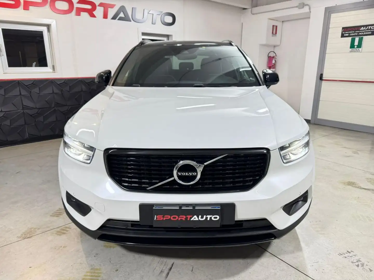 Volvo XC40 D4 AWD Geartronic R-DESIGN Bianco - 2