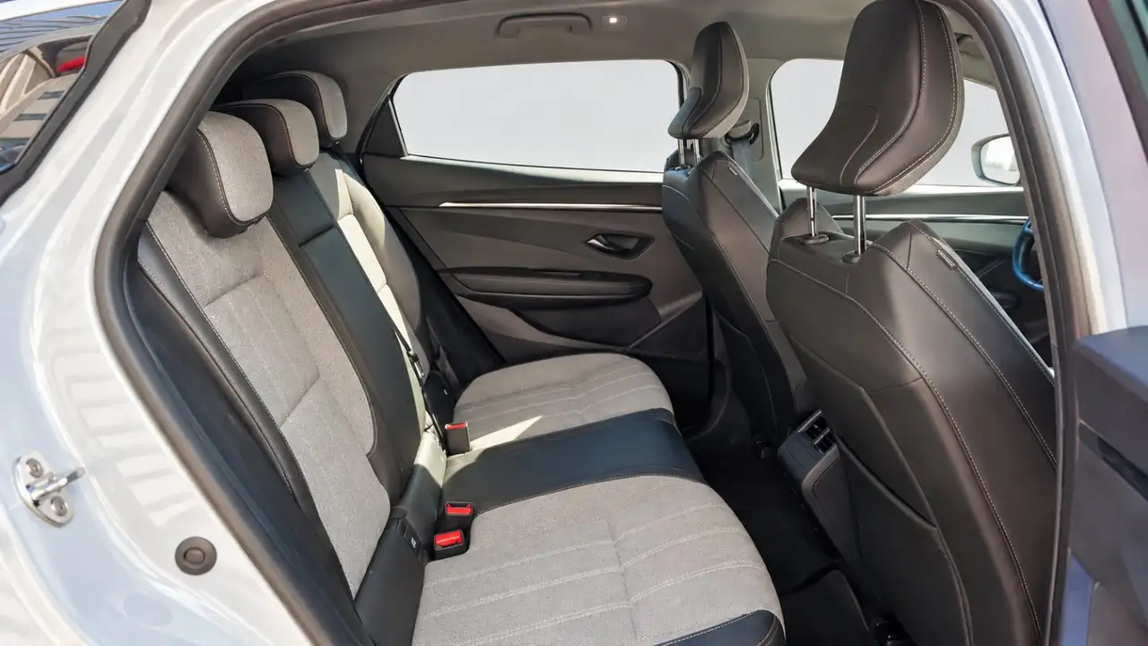 Renault Megane E-Tech — photo 9