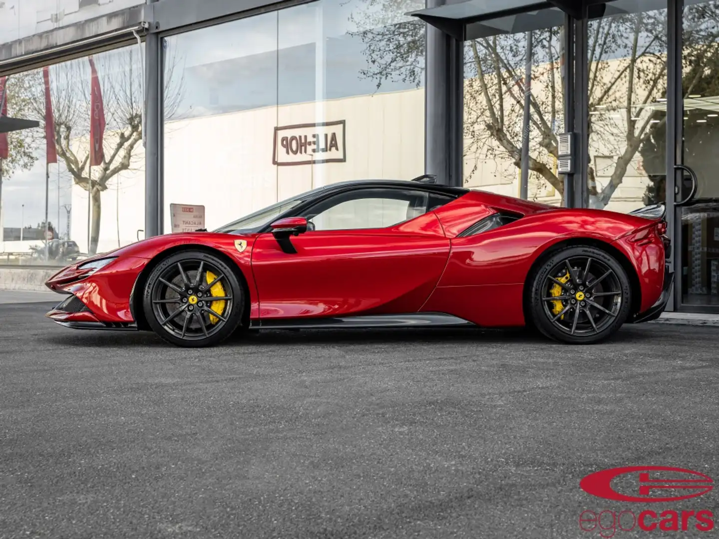 Ferrari SF90 Stradale Rojo - 2