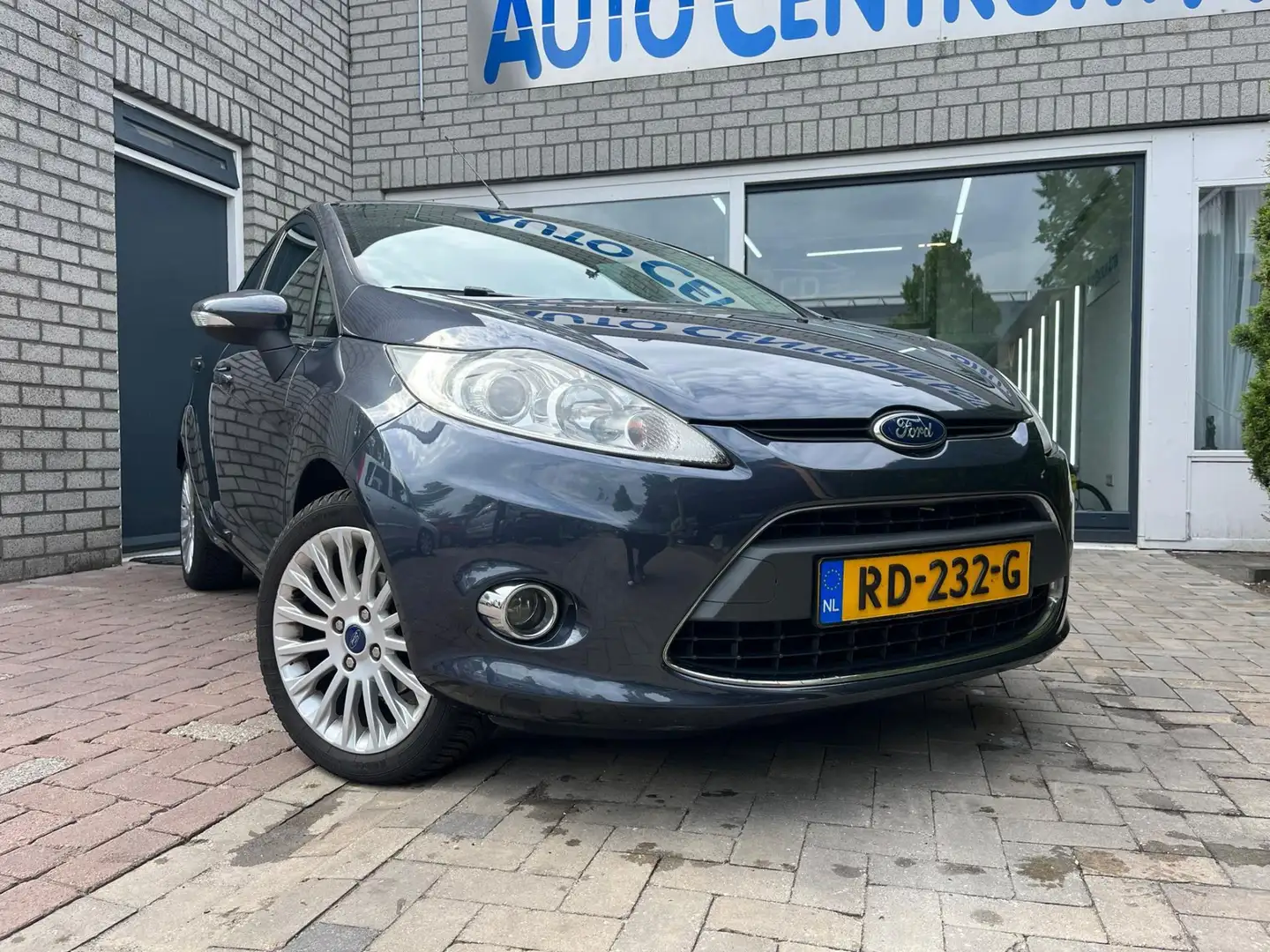 Ford Fiesta 1.25 Ghia 5 deurs Grijs - 2