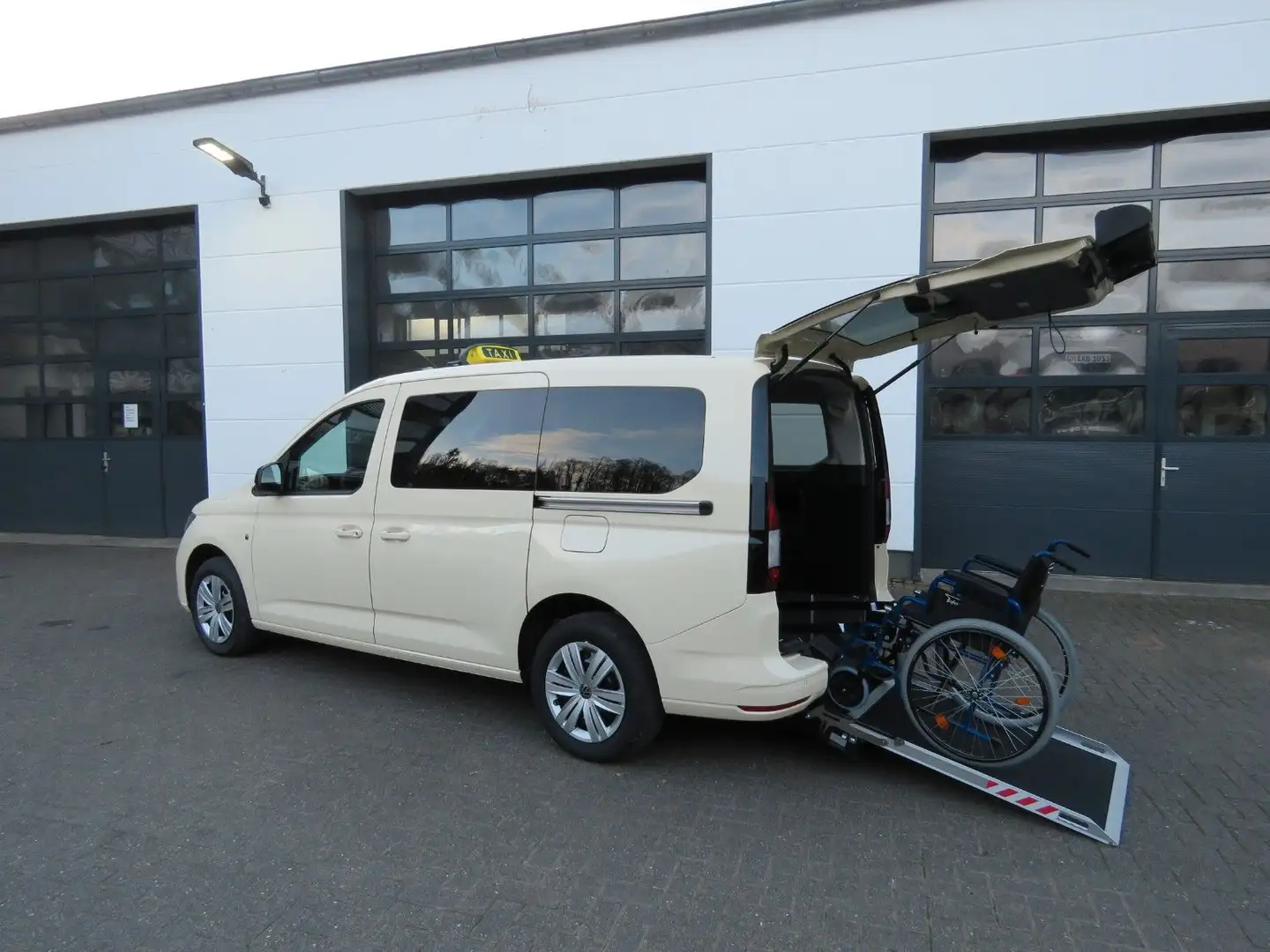 Volkswagen Caddy Taxi Maxi 5 BTW KMP Rollstuhltaxi Jaune - 1