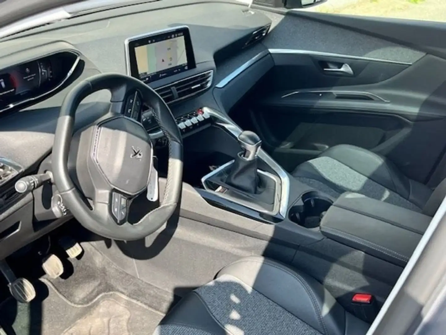 Peugeot 3008 *GPS*CAMERA*PANO* 1.2 BENZ 130 PK ALLURE Grijs - 2
