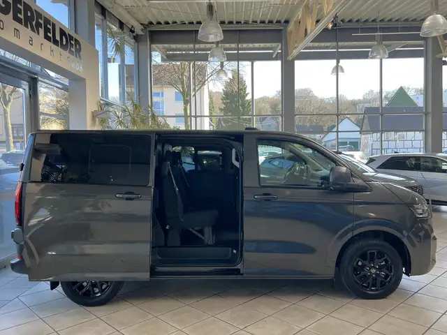 Volkswagen Transporter view 12