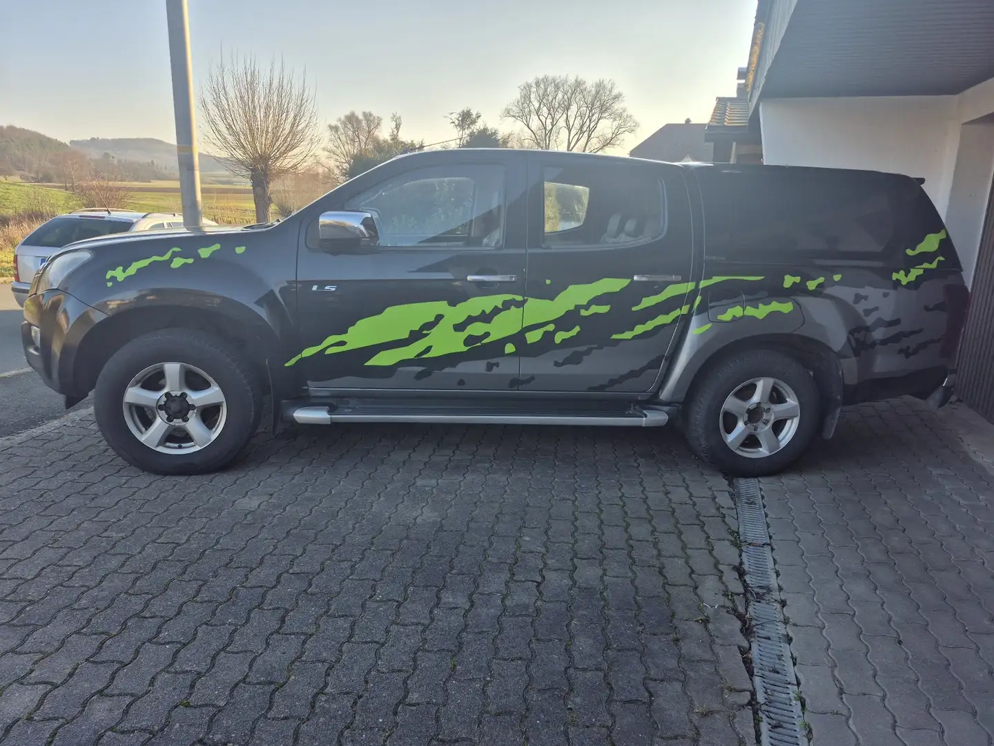 Isuzu D-Max 4x4 Double Cab Autm. Premium,Flugrost. Schwarz - 2