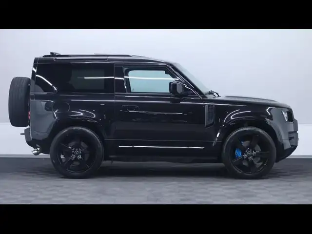 Land Rover Defender 90 view 4