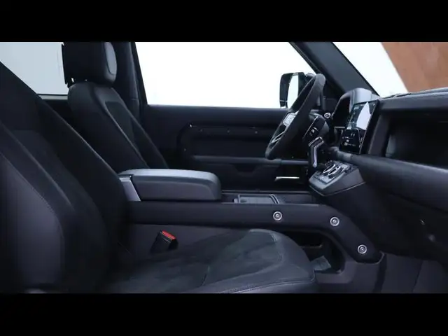Land Rover Defender 90 view 11