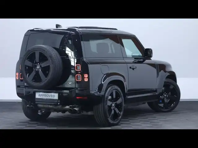 Land Rover Defender 90 view 5