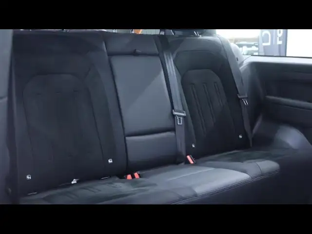 Land Rover Defender 90 view 13