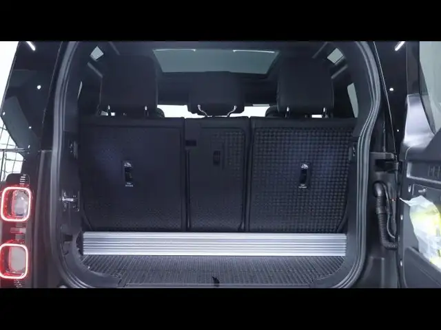 Land Rover Defender 90 view 7