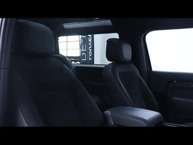 Land Rover Defender 90 view 12