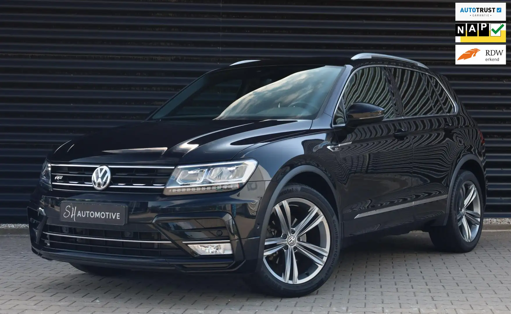 Volkswagen Tiguan 1.4 TSI R-Line / FULL / STOELVERWARMING / TREKHAAK Zwart - 1