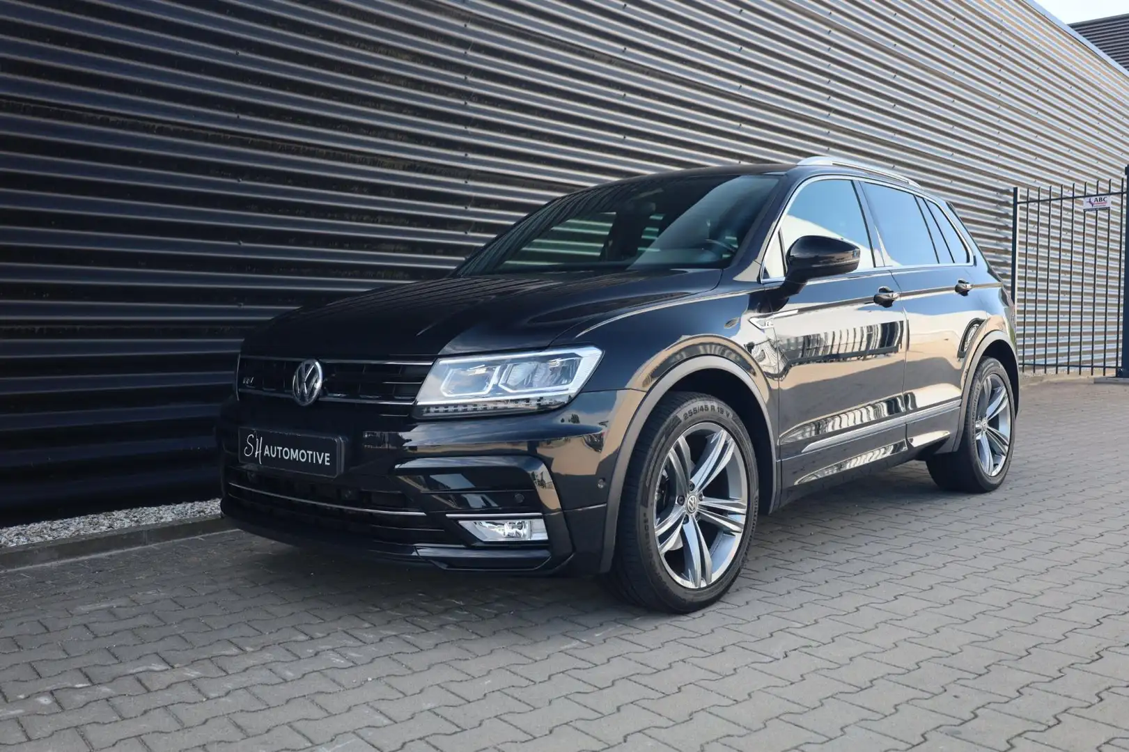 Volkswagen Tiguan 1.4 TSI R-Line / FULL / STOELVERWARMING / TREKHAAK Zwart - 2
