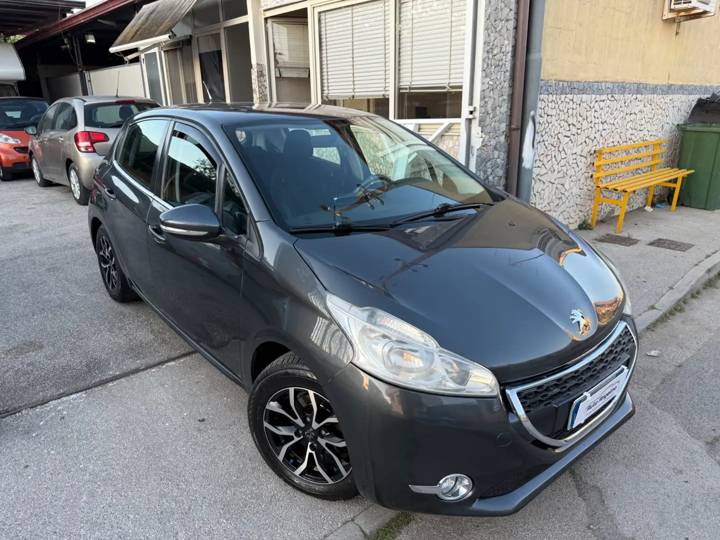 Peugeot 208 1.4 VTi 95 CV 5p. GPL Allure Gris - 2