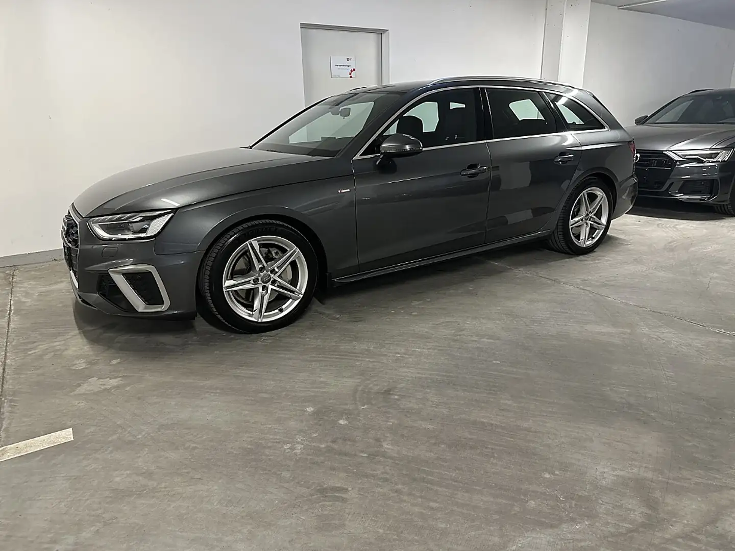 Audi A4 40 quattro 2.0 TDI S line Grau - 1
