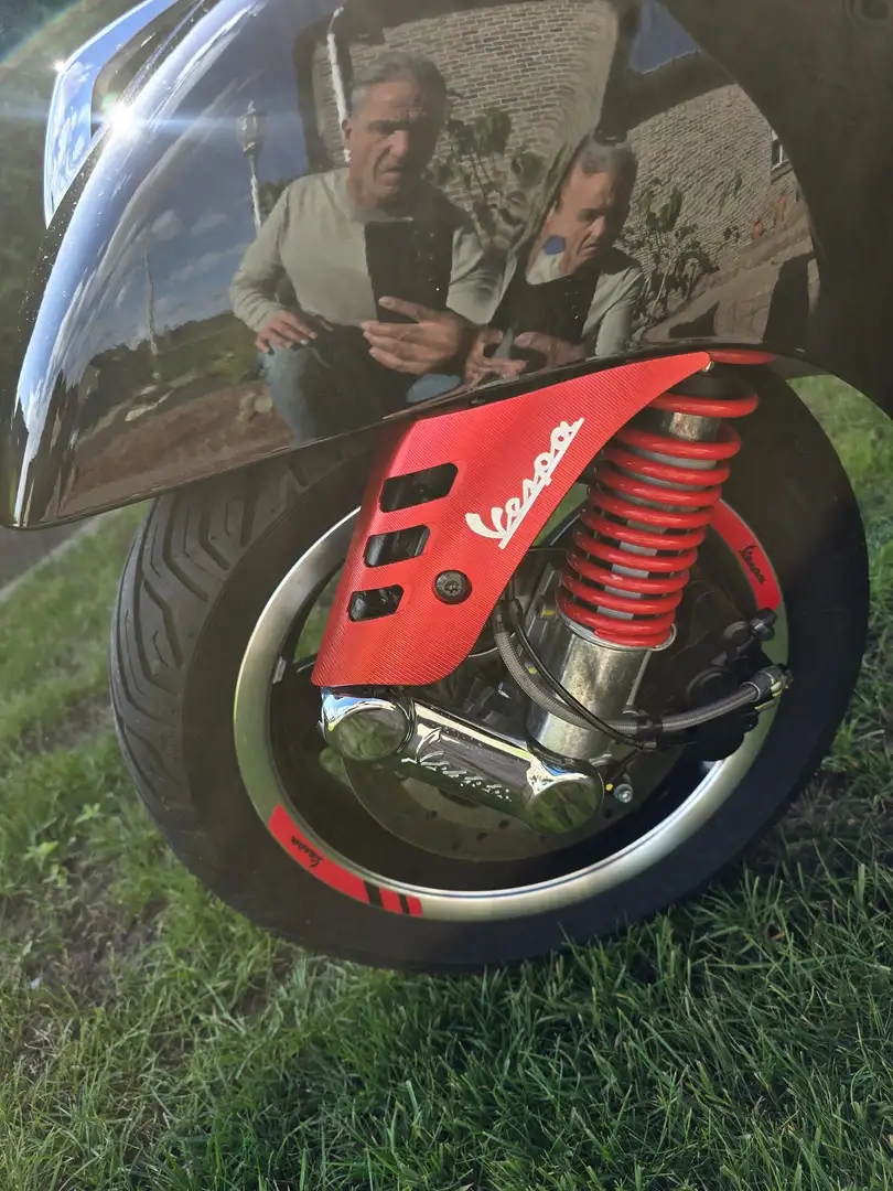 Vespa GTS Super 300 Zwart - 1