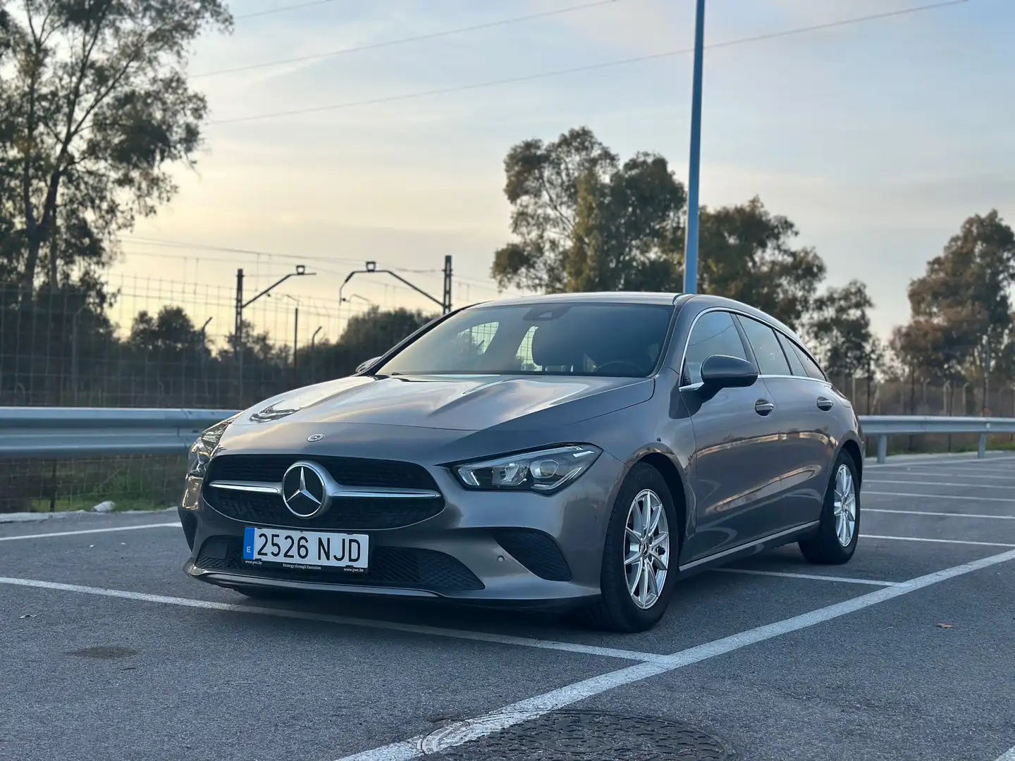 Mercedes-Benz CLA 180 CLA Shooting Brake 180 7G-DCT Gris - 1