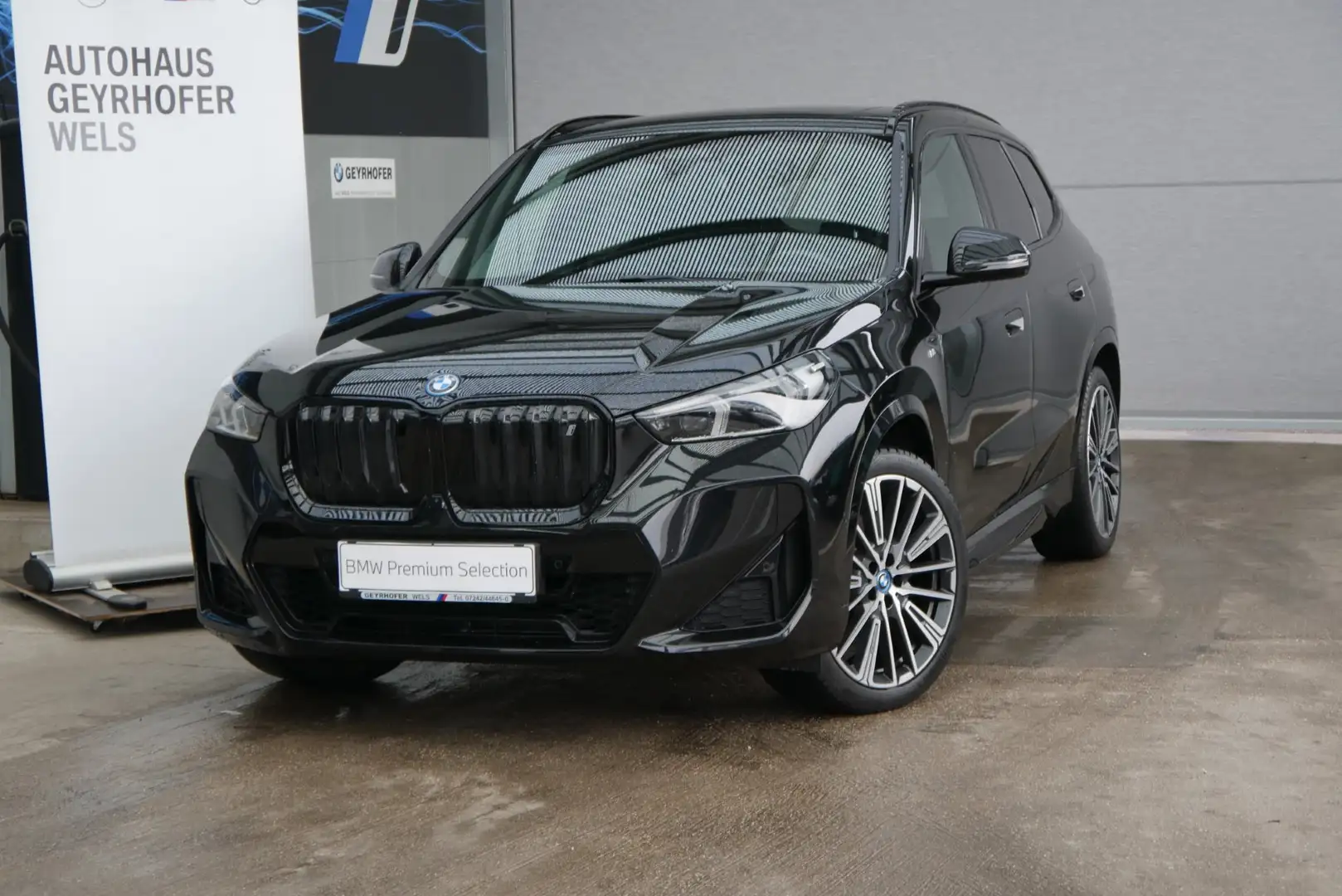 BMW iX1 xDrive30 Schwarz - 2