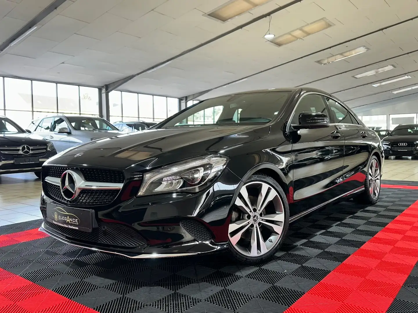 Mercedes-Benz CLA 180 *LED*NAVI*SHZ*PDC*TEMPOMAT*AUTOMATIK Noir - 1
