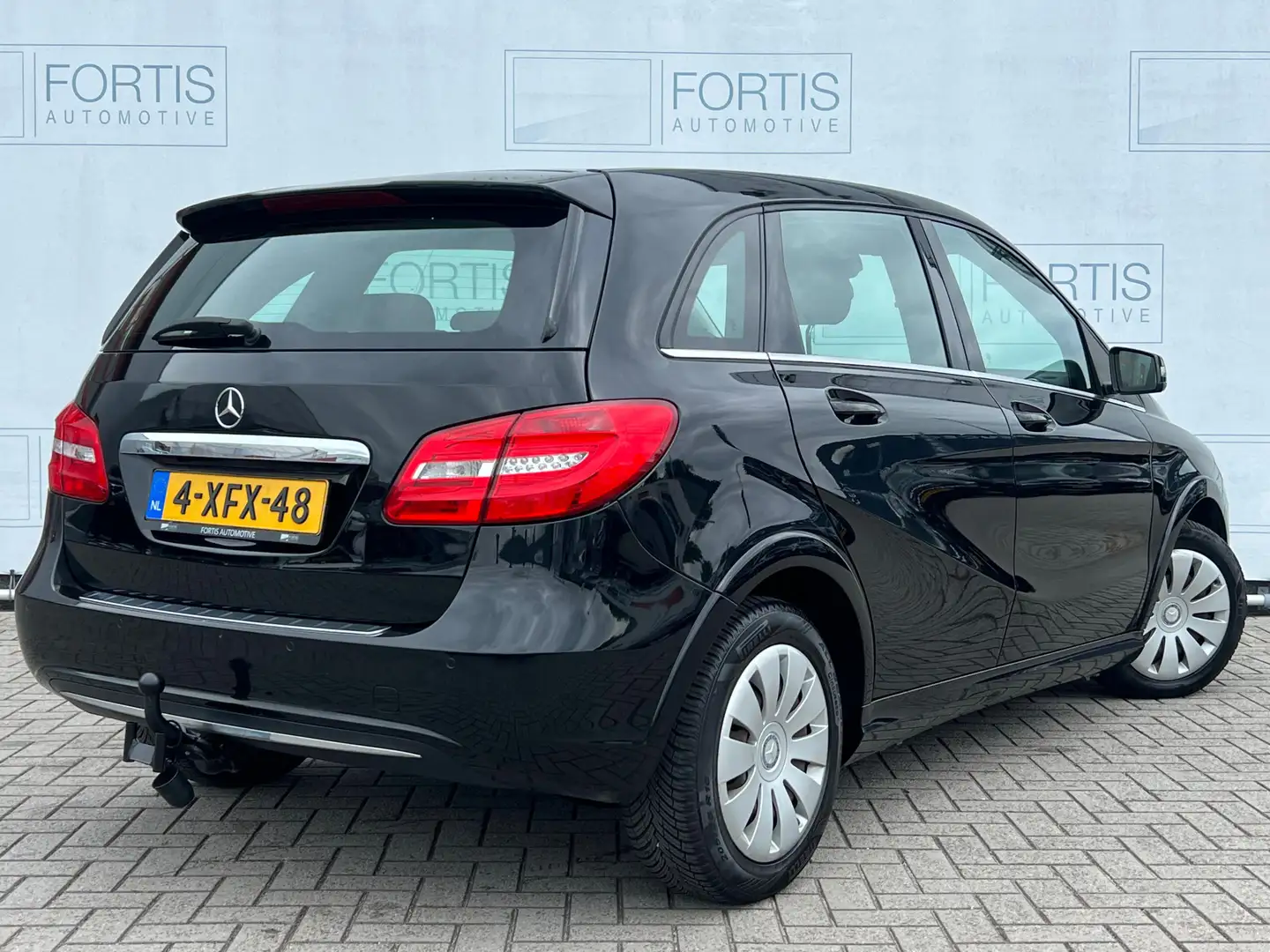 Mercedes-Benz B 200 NGD Ambition NL AUTO | CARPLAY | ECC | NAVI | APK Zwart - 2