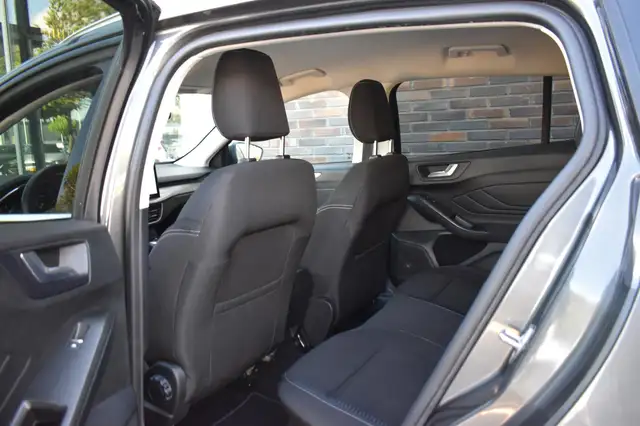 Ford Focus view 12