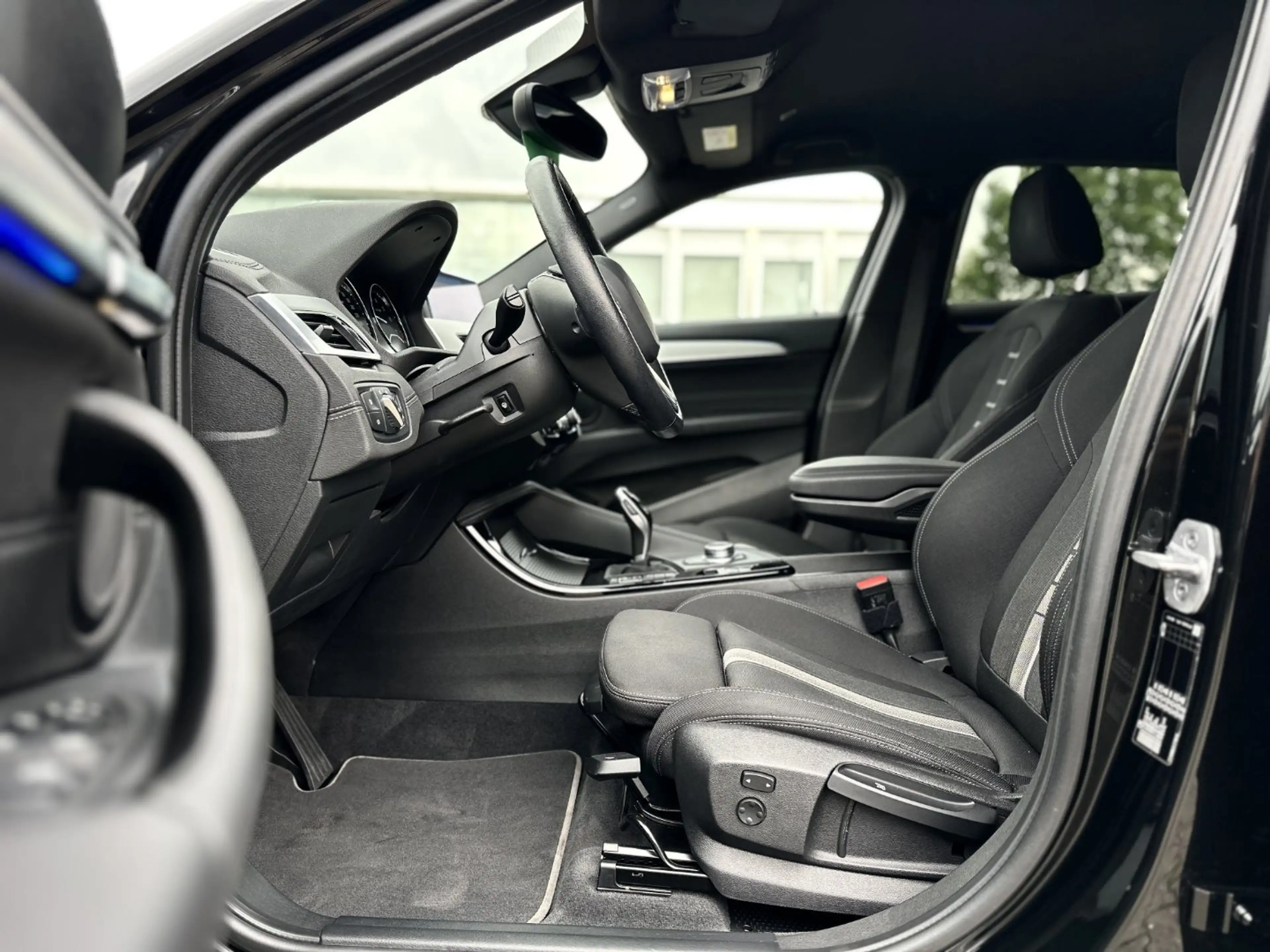 BMW X2 sDrive20i — photo 12