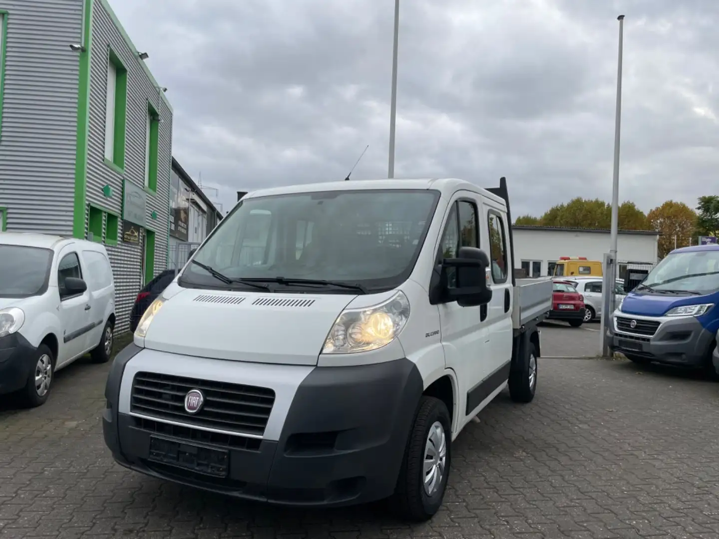 Fiat Ducato Pritsche DoKa*7-Sitze*Klima*TÜV+Wartung NEU*AHK* Weiß - 1
