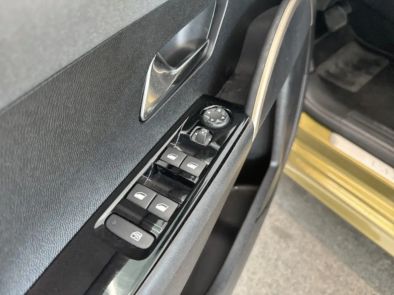 Lancia Ypsilon 2024 — фото 13