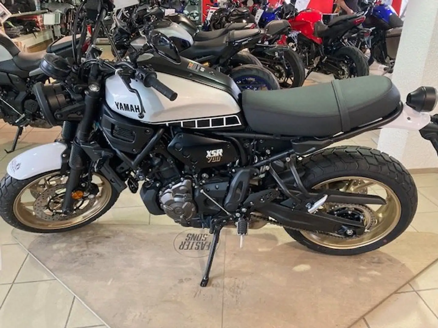 Yamaha XSR 700 Legacy srebrna - 2